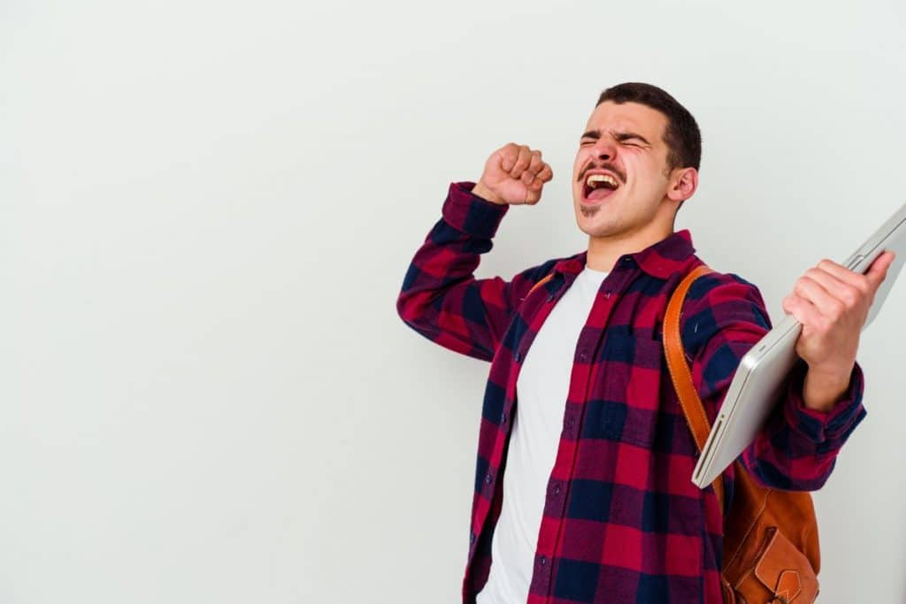 Chico celebrando haber aprobado después de haber hecho sus oposiciones de Educación Física