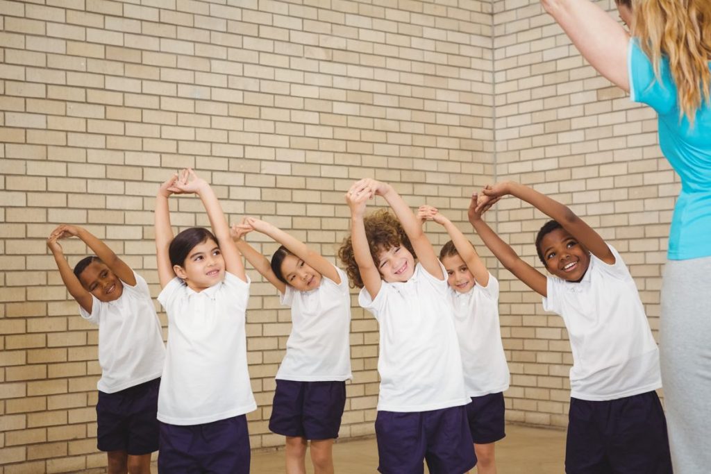 Niños de primaria en clase de Educación Física