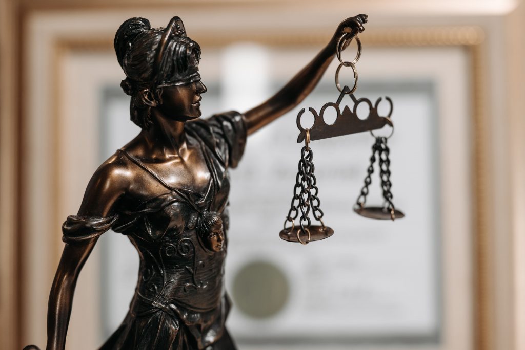 decretos y órdenes