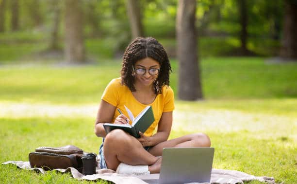 Muchas veces me preguntáis cómo se puede preparar una oposición en verano, es por eso que en este artículo os he resumido 5 tips para aprovechar el verano siendo opositor.